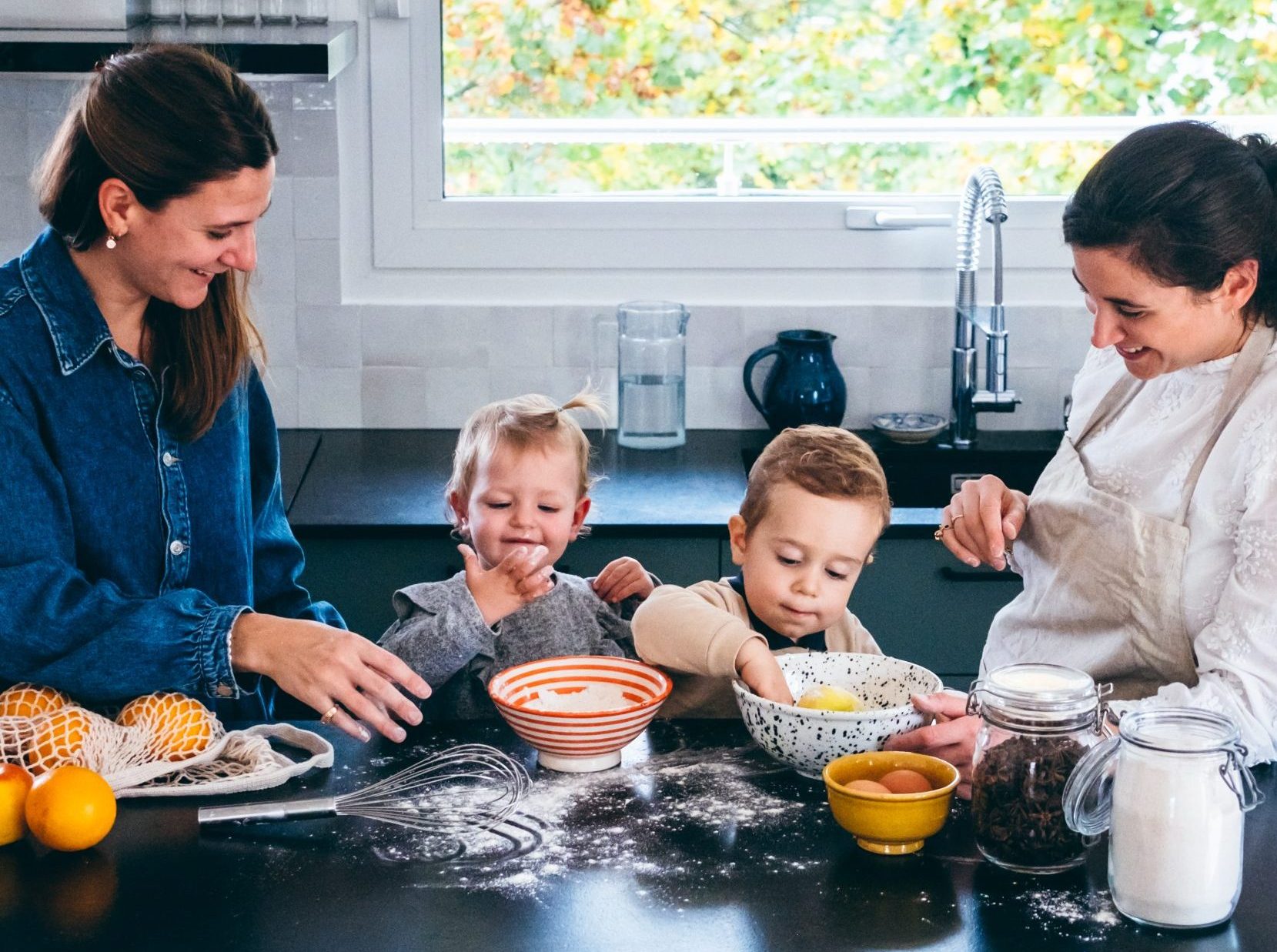 Parent et enfant qui cuisinent ensemble