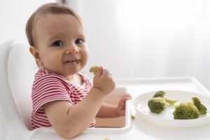 bébé qui mange