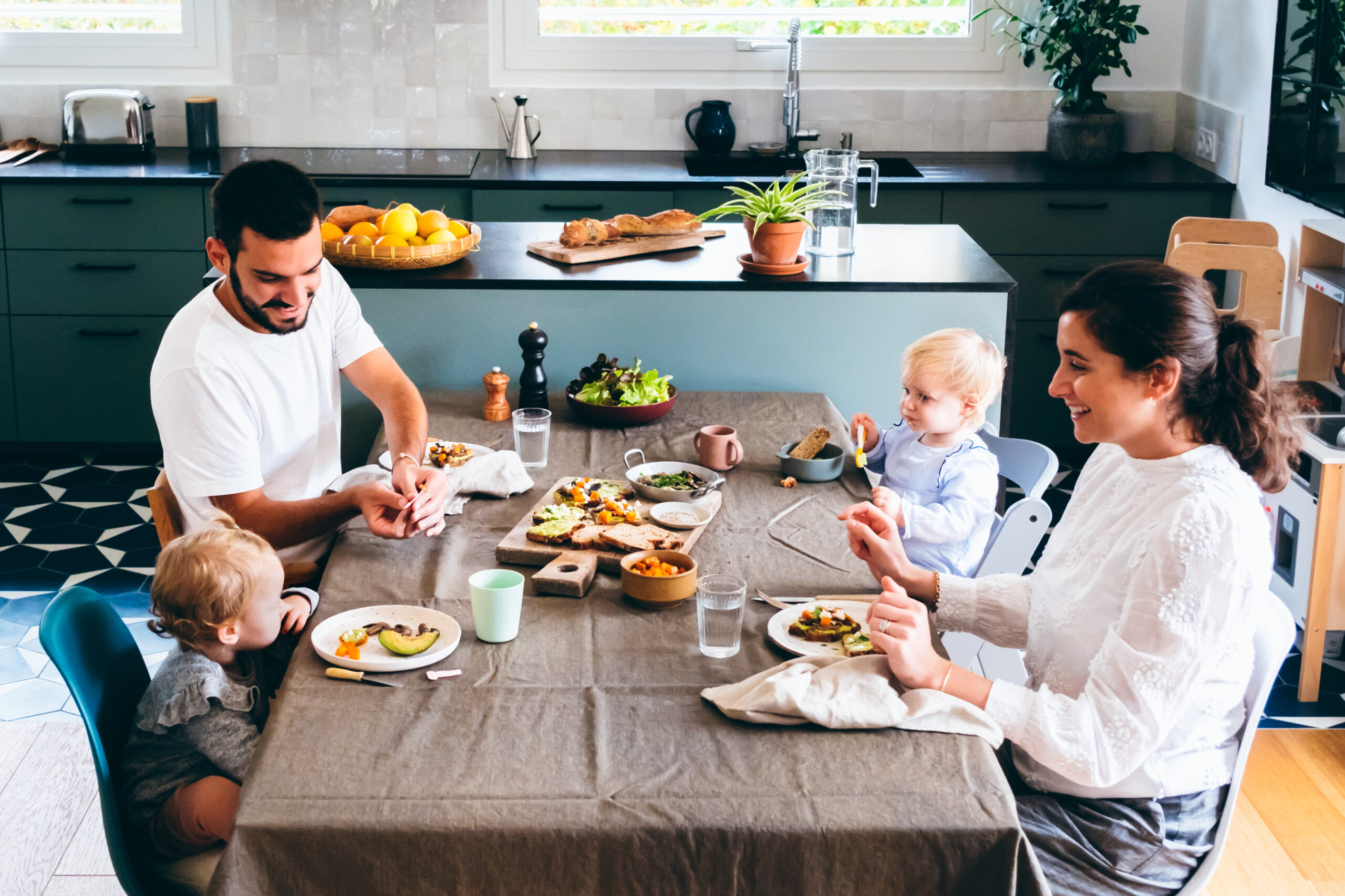Famille heureuse à table